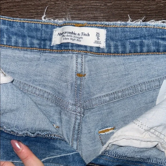 Abercrombie & Fitch Light Blue Cropped Jeans - Picture 2 of 6